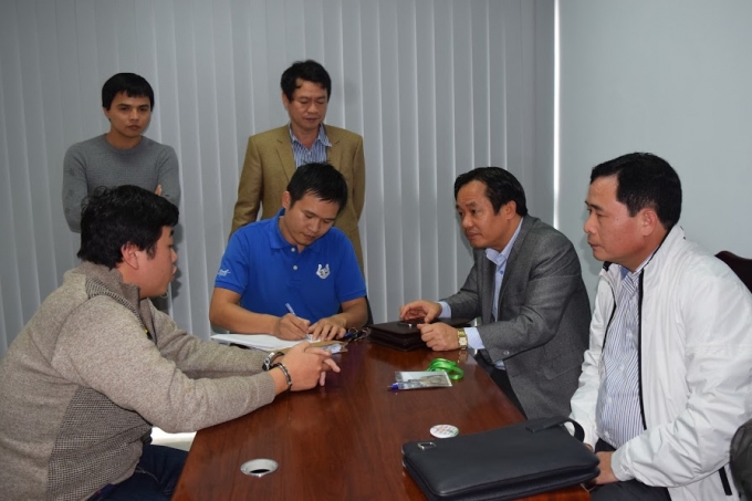 Đại t&aacute; L&ecirc; Quốc H&ugrave;ng - Gi&aacute;m đốc C&ocirc;ng an tỉnh TT Huế (&aacute;o trắng)đang trực tiếp đấu tranh đối tượng g&acirc;y &aacute;n.