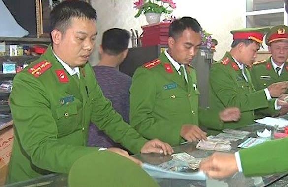 Tiến h&agrave;nh kh&aacute;m x&eacute;t nơi ở của đối tượng lực lượng chức năng thu giữ 1,2 yến kim loại m&agrave;u v&agrave;ng, bạc; 8 chiếc xe m&aacute;y v&agrave; một &iacute;t tiền ngoại tệ.&nbsp;