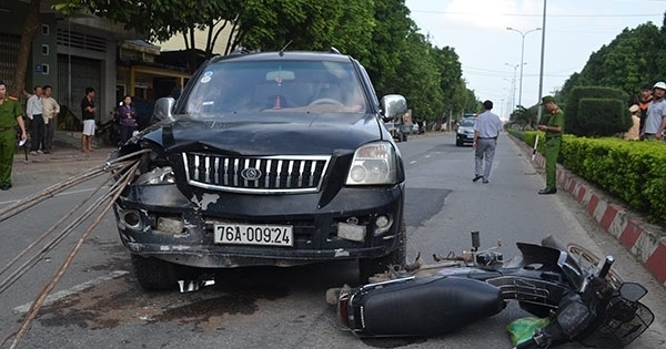 Tin giao thông Plus: Xe biển xanh lao thẳng nhà dân, 3 người thoát chết