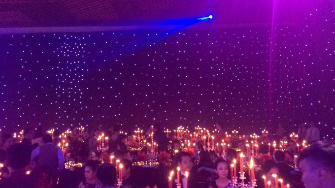 H&agrave;ng ng&agrave;n ngọn nến được thắp l&ecirc;n b&ecirc;n trong tiệc cưới của cặp đ&ocirc;i.