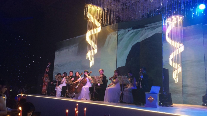 D&agrave;n nhạc giao hưởng trong tiệc cưới.