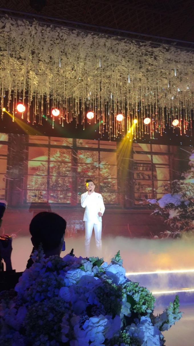 Thu Minh, Đ&agrave;m Vĩnh Hưng v&agrave; Trấn Th&agrave;nh tr&igrave;nh diễn li&ecirc;n kh&uacute;c Ng&ocirc;i sao mở m&agrave;n tiệc cưới.