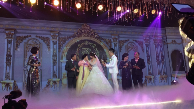 Mẹ Hari Won rưng rưng nước mắt trong tiệc cưới của con g&aacute;i, Hari Won nhẹ nh&agrave;ng lau nước mắt cho mẹ.