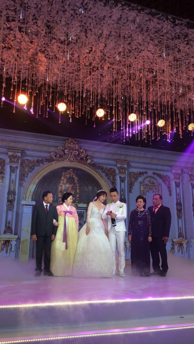 Bố mẹ c&ocirc; d&acirc;u, ch&uacute; rể x&uacute;c động trong ng&agrave;y vui của hai con.