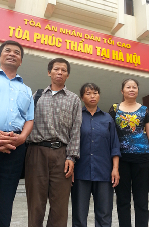 &Ocirc;ng Nguyễn Thanh Chấn c&ugrave;ng vợ (Ảnh giữa) tại một buổi thỏa thuận bồi thường sau 10 năm chịu &aacute;n t&ugrave; oan.