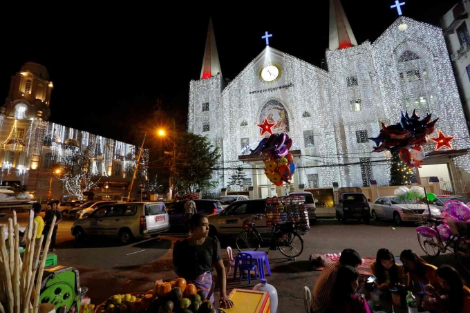 Một gian h&agrave;ng b&aacute;n tr&aacute;i c&acirc;y ph&iacute;a trước nh&agrave; thờ Baptist Emmanuel, Myanmar. (Ảnh: Soe Zeya Tun / Reuters)