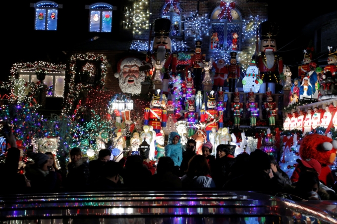 Th&agrave;nh phố New York, Mỹ rực rỡ ch&agrave;o đ&oacute;n Gi&aacute;ng sinh. (Ảnh: Andrew Kelly / Reuters)