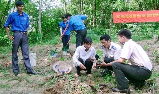 C&aacute;n bộ thi h&agrave;nh &aacute;n gi&uacute;p d&acirc;n trong sản xuất.