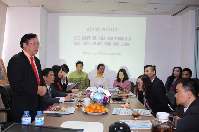 To&agrave;n cảnh buổi giao lưu, gặp gỡ với c&aacute;c luật sư, nh&agrave; b&aacute;o đồng h&agrave;nh c&ugrave;ng vụ &aacute;n H&agrave;n Đức Long.