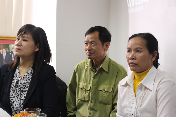 B&agrave; Mai (&aacute;o trắng) b&agrave;y tỏ sự cảm ơn đến những luật sư, nh&agrave; b&aacute;o, đặc biệt l&agrave; Luật sư Nga v&agrave; nh&agrave; b&aacute;o Phạm Quốc Cường đ&atilde; đồng h&agrave;nh c&ugrave;ng gia đ&igrave;nh trong qu&aacute; tr&igrave;nh đi t&igrave;m c&ocirc;ng l&yacute; cho chồng.