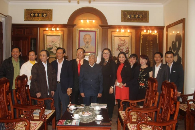 S&aacute;ng nay, &ocirc;ng H&agrave;n Đức Long, người từng bị ngồi t&ugrave; oan 11 năm đ&atilde; c&oacute; dịp đến gặp gỡ v&agrave; cảm ơn b&aacute;c nguy&ecirc;n Tổng B&iacute; thư L&ecirc; Khả Phi&ecirc;u.