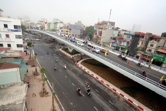 S&aacute;ng nay, UBND TP H&agrave; Nội l&agrave;m lễ th&ocirc;ng xe cầu vượt tại n&uacute;t giao &Ocirc; Đ&ocirc;ng M&aacute;c - Nguyễn Kho&aacute;i. Cầu vượt thi c&ocirc;ng trong gần 7 th&aacute;ng, ho&agrave;n th&agrave;nh trước tiến độ khoảng 10 ng&agrave;y.