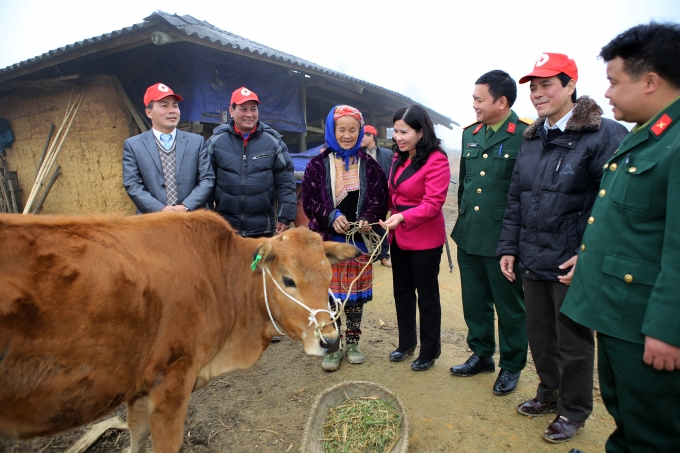 TGĐ v&agrave; nh&acirc;n vi&ecirc;n T&acirc;m B&igrave;nh tặng qu&agrave; Tết cho đồng b&agrave;o v&ugrave;ng cao