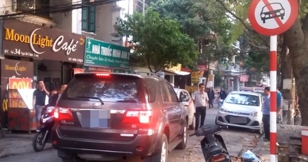 Xe taxi chặn đầu, ép lùi xe biển xanh đi vào đường ngược chiều