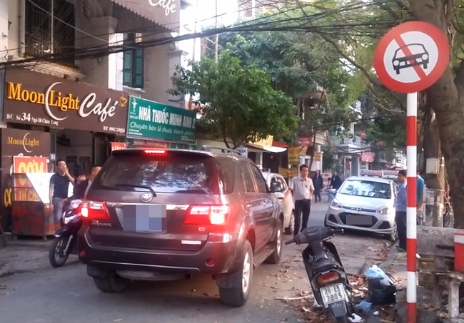 Xe biển xanh hi&ecirc;n ngang đi v&agrave;o đường ngược chiều (Ảnh: &Ocirc;t&ocirc; Fun).