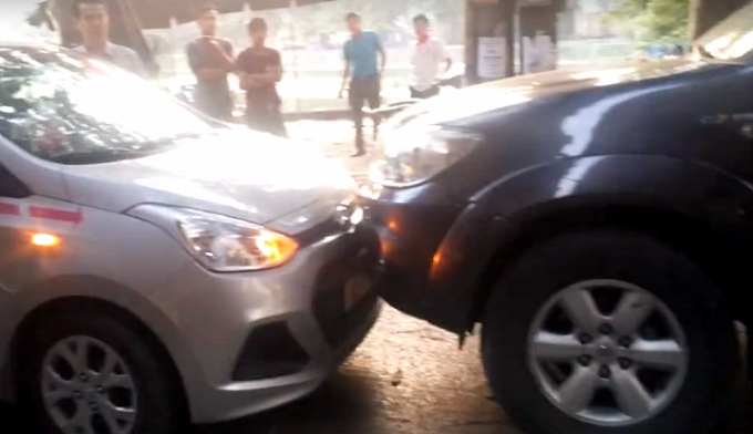 Chiếc xe taxi chặn đầu kh&ocirc;ng cho xe biển xanh đi chuyển tr&ecirc;n đường ngược chiều.