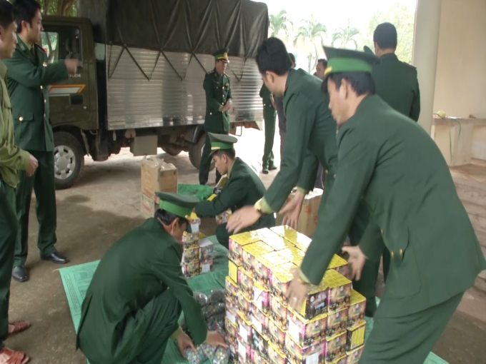 Lực lượng BĐBP ti&ecirc;́n hành khám xét và bắt giữ s&ocirc;́ pháo l&acirc;̣u.