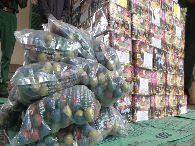 G&acirc;̀n 12 nghìn quả pháo với nhi&ecirc;̀u chủng loại khác nhau bị bắt giữ.