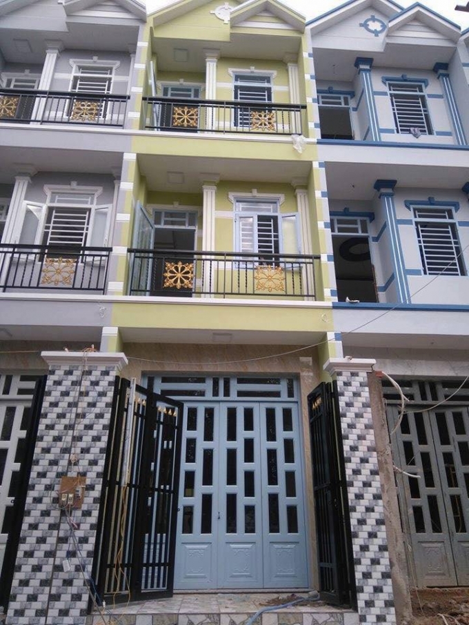 H&igrave;nh ảnh căn nh&agrave; đứng từ ngo&agrave;i nh&igrave;n v&agrave;o đẹp v&agrave; v&ocirc; c&ugrave;ng tho&aacute;ng m&aacute;t. Được x&acirc;y theo thiết kế nh&agrave; liền kề v&ocirc; c&ugrave;ng sang trọng.