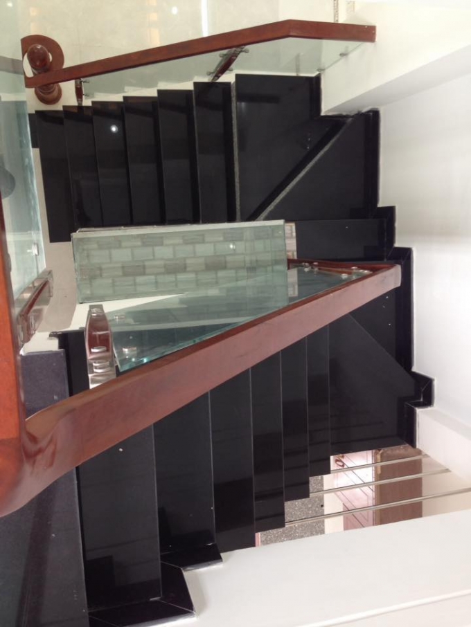 Cầu thang l&ecirc;n nh&agrave; thiết kế theo phong c&aacute;ch thịnh h&agrave;nh, đẹp v&agrave; sang trọng.