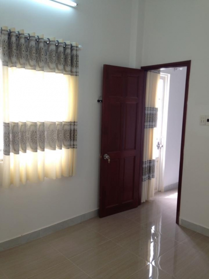 Ph&ograve;ng ngủ rộng r&atilde;i, đầy đủ trang thiết bị cần thiết.