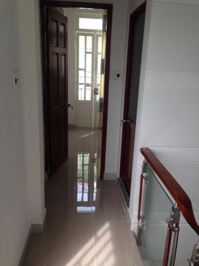 Lối qua lại rộng r&atilde;i, thuận tiện giao giữa c&aacute;c ph&ograve;ng trong căn nh&agrave;.