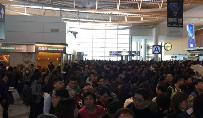 C&aacute;c nh&acirc;n chứng m&ocirc; tả t&igrave;nh h&igrave;nh tại nh&agrave; s&acirc;n bay quốc tế&nbsp;Sapporo hỗn loạn như một