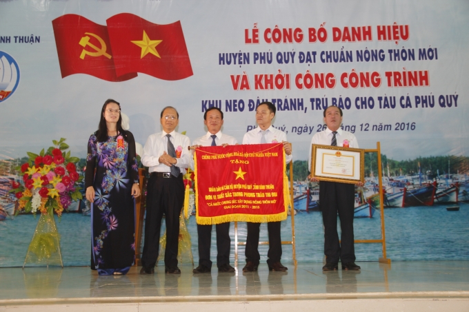 Lễ c&ocirc;ng bố danh hiệu huyện Ph&uacute; Qu&yacute; đạt chuẩn N&ocirc;ng th&ocirc;n mới.