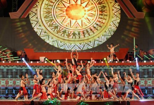 Lễ hội C&agrave; ph&ecirc; Bu&ocirc;n Ma Thuột v&agrave; Li&ecirc;n hoan Văn h&oacute;a Cồng chi&ecirc;ng năm 2015. Ảnh: TTXVN.