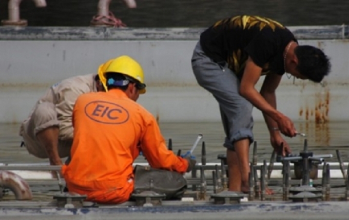 C&ocirc;ng nh&acirc;n đang tiến h&agrave;nh th&aacute;o dỡ c&aacute;c hạng mục của c&ocirc;ng tr&igrave;nh nhạc nước.