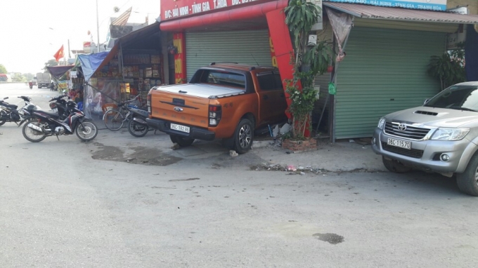 Sau c&uacute; đ&acirc;m 2 thanh ni&ecirc;n, chiếc xe &ocirc; t&ocirc; đ&atilde; lao v&agrave;o tiệm v&agrave;ng B&iacute;ch Đ&ocirc;ng v&agrave; hư hỏng nặng. (Ảnh: A.T)
