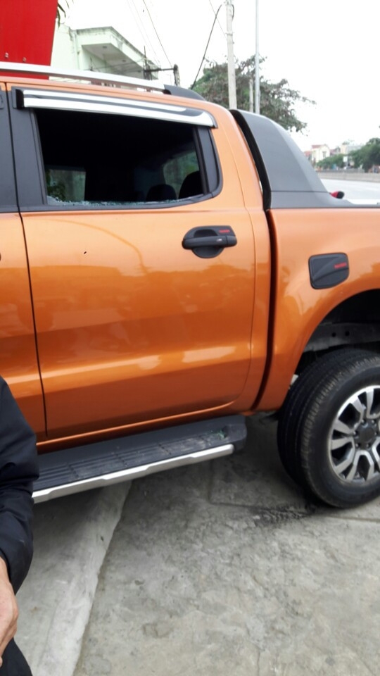 Chiếc xe đ&atilde; bị nh&oacute;m thanh ni&ecirc;n v&acirc;y lại đập vỡ hết k&iacute;nh. (ảnh: A.T)