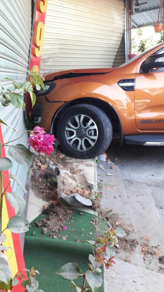 C&uacute; đ&acirc;m kh&aacute; mạnh khiến phần đầu xe bị hư hỏng nặng v&agrave; bung cửa bảo về tiệm v&agrave;ng. (Ảnh: A.T)