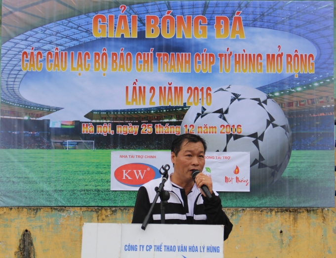 Nh&agrave; B&aacute;o Trần Q&uacute;y ph&aacute;t biểu tại buổi lễ.