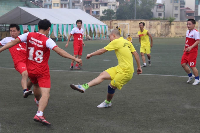 Các c&acirc;̀u thủ tham gia giải đ&ecirc;̀u thi đ&acirc;́u đẹp v&agrave; hết m&igrave;nh.