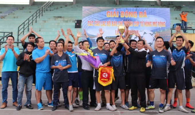 C&acirc;u lạc bộ b&oacute;ng đ&aacute; b&aacute;o ch&iacute; H&agrave; T&acirc;y đ&atilde; xuất sắc vượt qua C&acirc;u lạc bộ b&oacute;ng đ&aacute; b&aacute;o ch&iacute; Nam Định v&agrave; gi&agrave;nh c&uacute;p v&ocirc; địch.