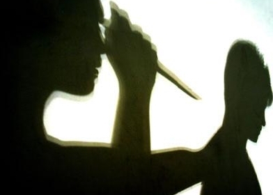 Con gái đâm chết mẹ nuôi vì từ chối quan hệ đồng tính