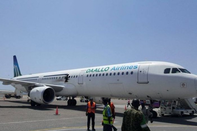 Ng&agrave;y 2/2, một quả bom ph&aacute;t nổ tr&ecirc;n th&acirc;n chiếc m&aacute;y bay A321 xuất ph&aacute;t từ s&acirc;n bay thủ đ&ocirc; Mogadishu (Somalia) đến Djibouti đ&atilde; khiến một h&agrave;nh kh&aacute;ch bị hất tung từ độ cao 4km xuống đất v&agrave; thiệt mạng, 2 người kh&aacute;c bị thương nhẹ.&nbsp;Rất may, chiếc m&aacute;y bay vẫn kịp hạ c&aacute;nh an to&agrave;n v&agrave; 75 h&agrave;nh kh&aacute;ch tr&ecirc;n m&aacute;y bay đ&atilde; được sơ t&aacute;n. (Ảnh:&nbsp;ABC News)