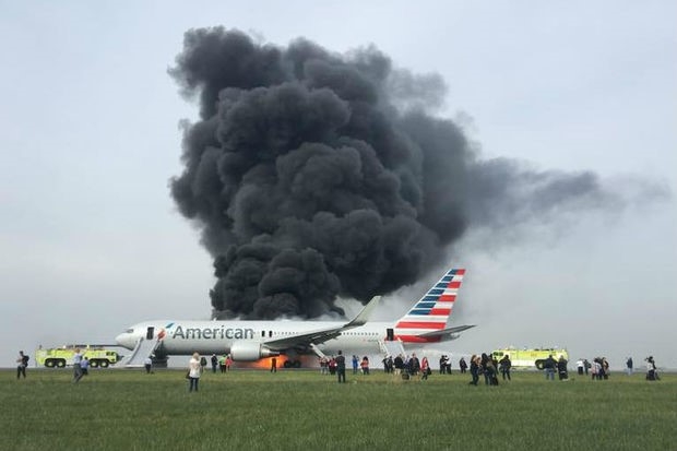 Ng&agrave;y 28/10, một m&aacute;y bay của h&atilde;ng h&agrave;ng kh&ocirc;ng American Airlines chở theo 170 người đ&atilde; bốc ch&aacute;y tr&ecirc;n đường băng của S&acirc;n bay Quốc tế O'Hare ở th&agrave;nh phố Chicago, bang Illinois. &Iacute;t nhất 8 người bị thương trong vụ việc. Theo Cơ quan quản l&yacute; h&agrave;ng kh&ocirc;ng li&ecirc;n bang Mỹ, m&aacute;y bay đang chuẩn bị cất c&aacute;nh th&igrave; bị nổ lốp. (Ảnh:&nbsp;DNA Info)