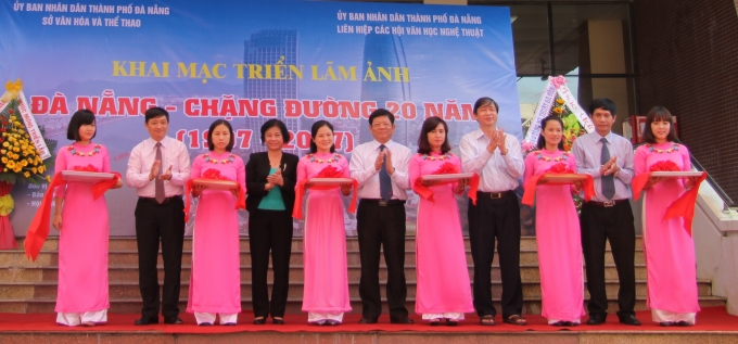 Lễ cắt băng khai mạc triển l&atilde;m ảnh