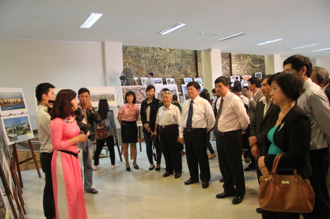 L&atilde;nh đạo c&aacute;c sở ban ng&agrave;nh tham quan triển l&atilde;m. &nbsp;(Ảnh: V&acirc;n Trương)