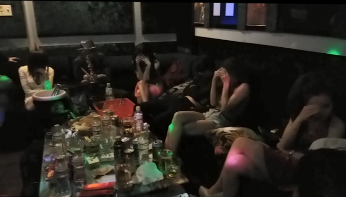 C&aacute;c đối tượng thấy lực lượng c&ocirc;ng an liền nhanh ch&oacute;ng giấu ma t&uacute;y xuống gầm b&agrave;n.