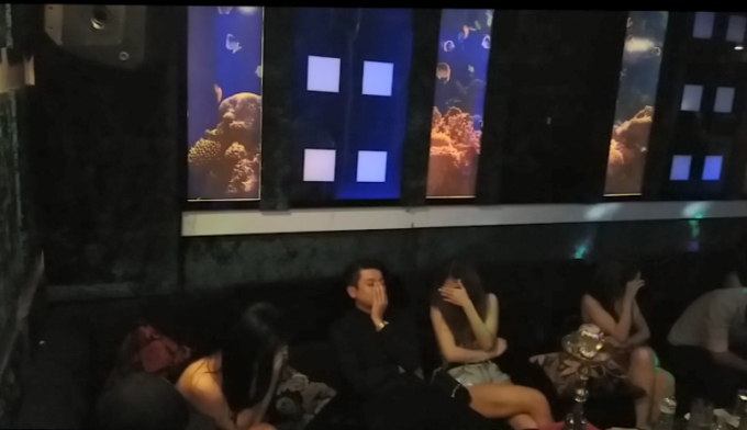 &nbsp;11 đối tượng (7 nữ v&agrave; 4 nam) đang ph&ecirc; ma t&uacute;y trong ph&ograve;ng.