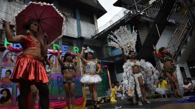 Mười hai th&iacute; sinh biểu diễn tr&ecirc;n s&acirc;n khấu tại nh&agrave; t&ugrave; Quezon.&nbsp;(Ảnh: AFP).