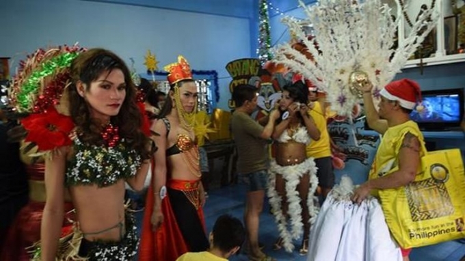 C&aacute;c t&ugrave; nh&acirc;n đang được trang điểm sắc đẹp trước khi tr&igrave;nh diễn.&nbsp;(Ảnh: AFP).