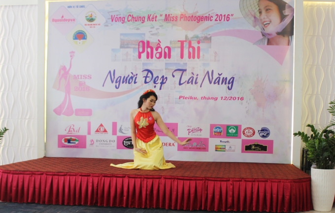 Th&iacute; sinh: Trần Huỳnh Lệ Huyền, đến từ Ki&ecirc;n Giang đang thể hiện phần thi m&uacute;a v&ocirc; c&ugrave;ng mềm mại v&agrave; uyển chuyển của m&igrave;nh.&nbsp;