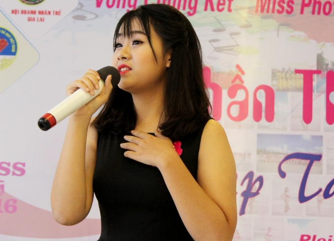 &nbsp;Th&iacute; sinh; Vũ Thu Thủy, đến từ H&agrave; Nội biểu diễn tiết mục h&aacute;t v&ocirc; c&ugrave;ng ấm &aacute;p của m&igrave;nh