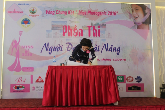 &nbsp;Th&iacute; sinh: Nguyễn Thị Kh&aacute;nh Huyền, đến từ Đắk Lắk, với tiết mục vẽ tranh&nbsp;&nbsp;