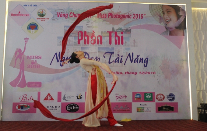 Th&iacute; sinh: Ho&agrave;ng Th&ugrave;y Linh, đến từ H&agrave; Nội với tiết mục m&uacute;a của m&igrave;nh.&nbsp;