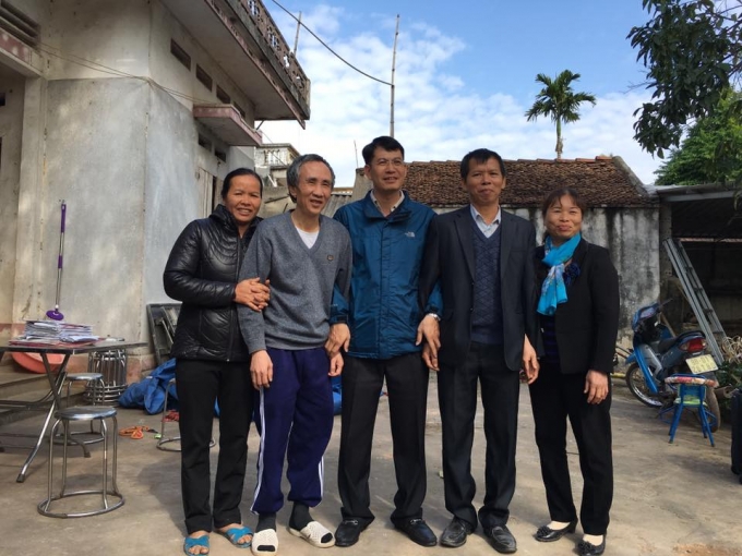 &Ocirc;ng Nguyễn Thanh Chấn c&ugrave;ng vợ l&agrave; b&agrave; Nguyễn Thị Chiến đ&atilde; đến thăm gia đ&igrave;nh &ocirc;ng H&agrave;n Đức Long sau khi biết tin &ocirc;ng Long được trở về đo&agrave;n tụ.